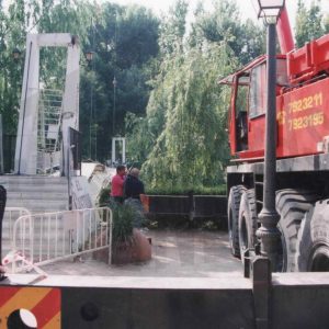 Obras de desmontaje del puente colgante de El Castillo tras su desplome, en Aranjuez