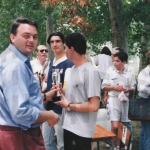 El concejal de deportes de Aranjuez entrega un premio en el Trofeo «María Isabel Talavera»