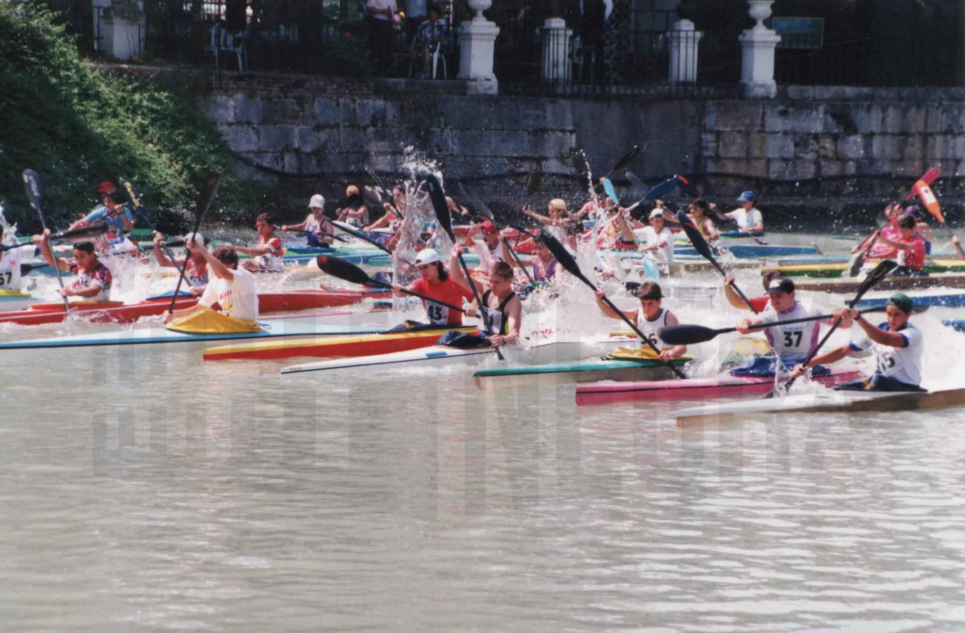 Piragüistas participando en el xxIV Raphel del Tajo en Aranjuez
