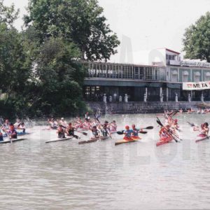 Piragüistas participando en el xxIV Raphel del Tajo en Aranjuez