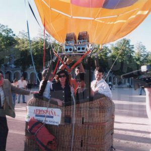 El alcalde de Aranjuez a punto de despegar en un globo aerostático