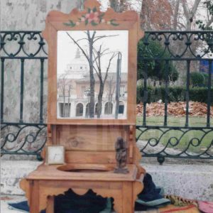 La torre sur del Palacio Real reflejada en un espejo del mercadillo de artesanía organizado con motivo de las fiestas navideñas en Aranjuez