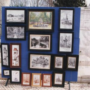 Muestra de cuadros en el mercadillo de artesanía organizado con motivo de las fiestas navideñas en Aranjuez