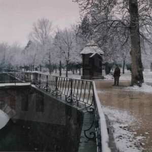 Puente de la Isleta, de acceso al Jardín de la Isla sobre la ría artificial que lo delimita tras nevada, en Aranjuez