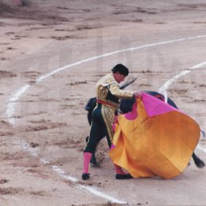 Curro Romero dando un pase en la corrida de toros con motivo del bicentenario de la Plaza de Toros de Aranjuez
