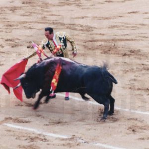Curro Romero dando un pase en la corrida de toros con motivo del bicentenario de la Plaza de Toros de Aranjuez