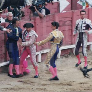 Rafael de Paula y Francisco Rivera Ordóñez tras ser embestido el primero por su primer toro durante la corrida con motivo del bicentenario de la Plaza de Toros de Aranjuez
