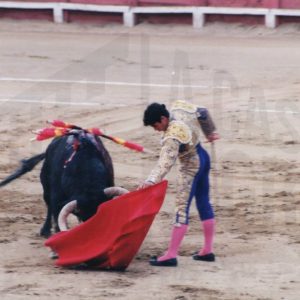 Francisco Rivera Ordóñez dando un pase en la corrida de toros con motivo del bicentenario de la Plaza de Toros de Aranjuez