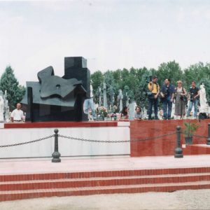 Medios gráficos en el panteón familiar de Joaquín Rodrigo en el cementerio de Santa Isabel esperando la llegada del féretro de Victoria Kamhi, en Aranjuez