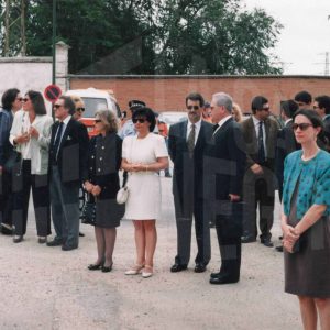 Familia y autoridades durante el entierro de Victoria Kamhi en Aranjuez