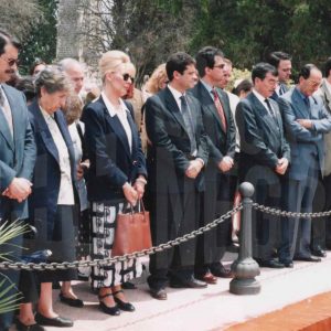 Autoridades ante el panteón familiar de Joaquín Rodrigo durante el entierro de Victoria Kamhi en Aranjuez
