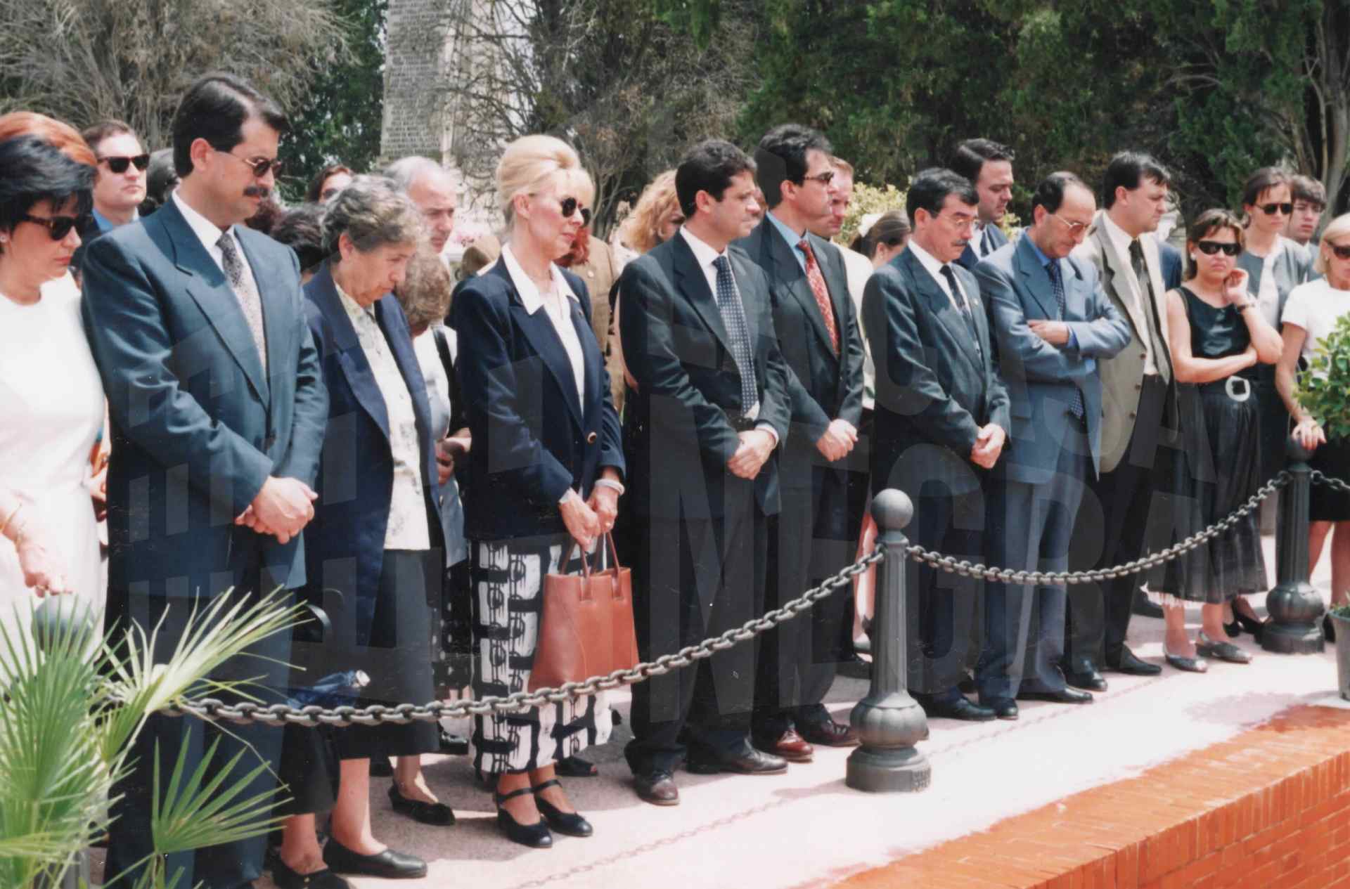 Autoridades ante el panteón familiar de Joaquín Rodrigo durante el entierro de Victoria Kamhi en Aranjuez