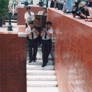 Operarios introducen el féretro de Victoria Kamhi en el panteón familiar en el Cementerio de Santa Isabel en Aranjuez