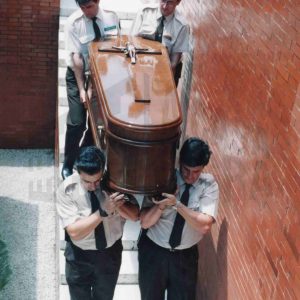 Operarios introducen el féretro de Victoria Kamhi en el panteón familiar en el Cementerio de Santa Isabel en Aranjuez