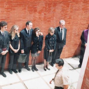 Familia de Victoria Kahmi durante su entierro en Aranjuez