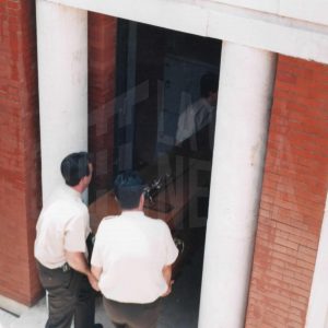 Operarios introducen el féretro de Victoria Kamhi en el panteón familiar en el Cementerio de Santa Isabel en Aranjuez