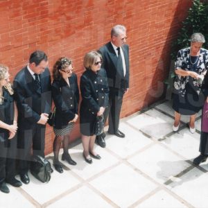 Lectura de responso en el entierro de Victoria Kamhi a cargo del Padre Marcelo Lossio, en el Cementerio de Santa Isabel en Aranjuez