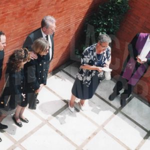 Lectura de responso en el entierro de Victoria Kamhi a cargo de María Luisa Martínez Rosas, amiga de la difunta, en el Cementerio de Santa Isabel en Aranjuez