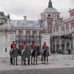 Guardias Civiles de gala a caballo delante del Palacio Real de Aranjuez en el acto de despedida de los nuevos oficiales salidos de la Academia Especial de la Guardia Civil
