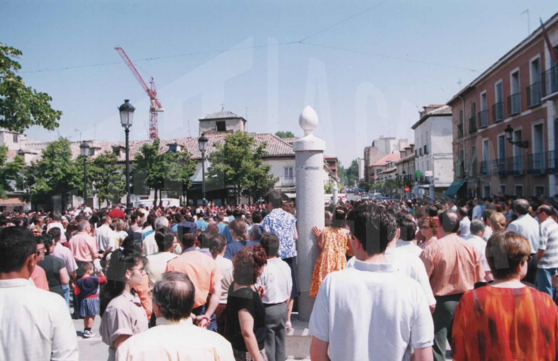 Concentración ciudadana ante el Ayuntamiento de Aranjuez para exigir la liberación de Miguel Ángel Blanco, secuestrado por la banda terrorista ETA