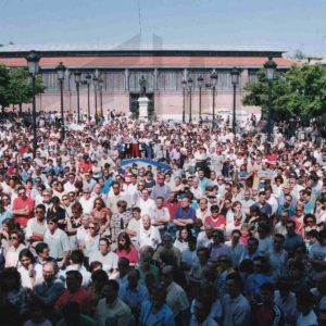 Concentración ciudadana ante el Ayuntamiento de Aranjuez para exigir la liberación de Miguel Ángel Blanco, secuestrado por la banda terrorista ETA