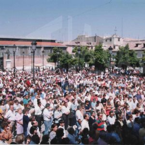 Concentración ciudadana ante el Ayuntamiento de Aranjuez para exigir la liberación de Miguel Ángel Blanco, secuestrado por la banda terrorista ETA