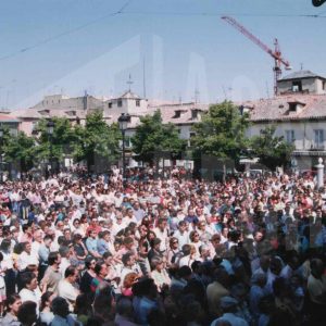 Concentración ciudadana ante el Ayuntamiento de Aranjuez para exigir la liberación de Miguel Ángel Blanco, secuestrado por la banda terrorista ETA