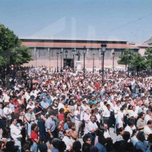 Concentración ciudadana ante el Ayuntamiento de Aranjuez para exigir la liberación de Miguel Ángel Blanco, secuestrado por la banda terrorista ETA