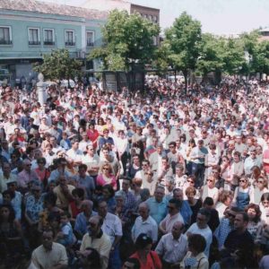 Concentración ciudadana ante el Ayuntamiento de Aranjuez para exigir la liberación de Miguel Ángel Blanco, secuestrado por la banda terrorista ETA
