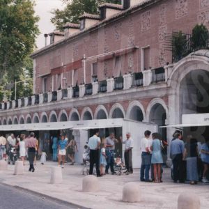 Público visitando las casetas de la Feria Internacional de Artesanía y Productos Típicos en Aranjuez