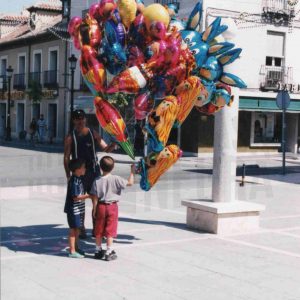 Vendedor de globos infantiles en la PLaza de la Constitución en Aranjuez