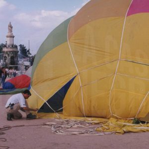 Montaje de un globo aerostático en la Plaza de San Antonio, en Aranjuez, durante la IV Regata de Aerostación