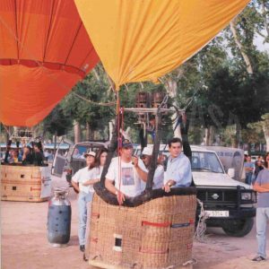 Inflado de globos aerostáticos en la Plaza de San Antonio, en Aranjuez, durante la IV Regata de Aerostación