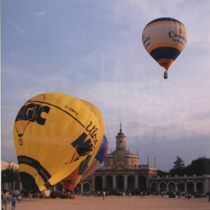 Despegue de globos aerostáticos en la Plaza de San Antonio, en Aranjuez, durante la IV Regata de Aerostación