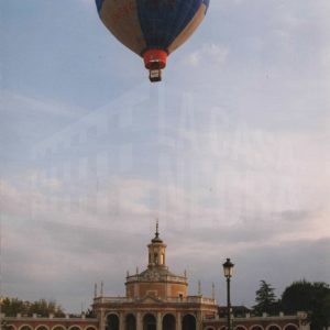 Globo aerostático volando en la Plaza de San Antonio, en Aranjuez, durante la IV Regata de Aerostación