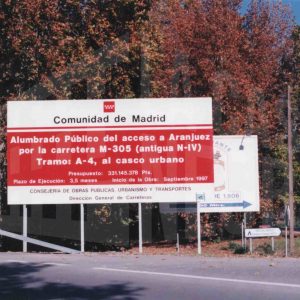 Cartel informativo de obra pública referente al alumbrado del acceso a Aranjuez por la carretera M-305