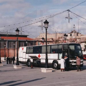 Autobús de Cruz Roja para la donación de sangre, en la Plaza de la Constitución en Aranjuez