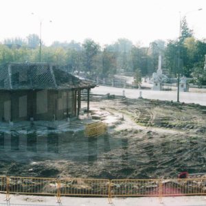Desmontaje de la Oficina de Turismo de la Plaza de Santiago Rusiñol en Aranuez