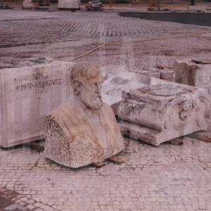 Desmontaje del busto de Santiago Rusiñol con ocasión de la rehabilitación de la Plaza de Santiago Rusiñol, en Aranjuez