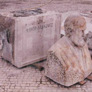 Desmontaje del busto de Santiago Rusiñol con ocasión de la rehabilitación de la Plaza de Santiago Rusiñol, en Aranjuez