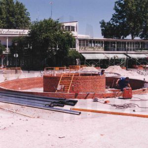 Construcción de la fuente del nuevo emplazamiento para el busto de Santiago Rusiñol en la plaza de su nombre, en Aranjuez