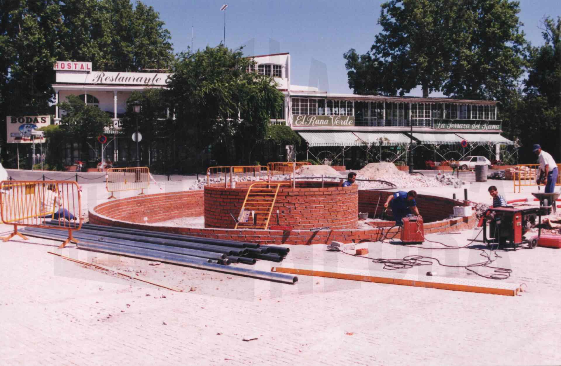 Construcción de la fuente del nuevo emplazamiento para el busto de Santiago Rusiñol en la plaza de su nombre, en Aranjuez