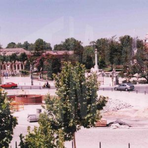 Construcción de la fuente del nuevo emplazamiento para el busto de Santiago Rusiñol en la plaza de su nombre, en Aranjuez