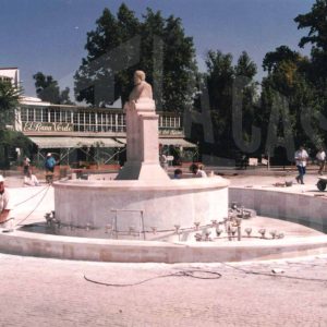 Busto de Santiago Rusiñol en su nuevo emplazamiento durante las obras de construcción de la fuente en la plaza de su nombre, en Aranjuez