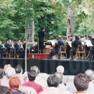 El director Enrique García Asensio dirige la Banda Sinfónica Municipal de Madrid en el concierto con motivo de las Fiestas de Mayo en Aranjuez