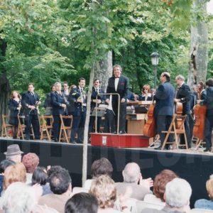 El director Enrique García Asensio saluda tras dirigir a la Banda Sinfónica Municipal de Madrid en el concierto con motivo de las Fiestas de Mayo en Aranjuez