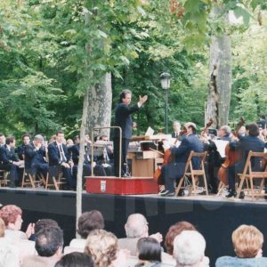 El director Enrique García Asensio saluda tras dirigir a la Banda Sinfónica Municipal de Madrid en el concierto con motivo de las Fiestas de Mayo en Aranjuez