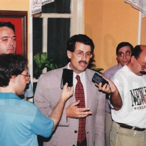 El alcalde José María Cepeda se dirige a los asistentes en la cena de recepción del Ayuntamiento de Aranjuez a los deportistas ribereños destacados en la temporada 97-98