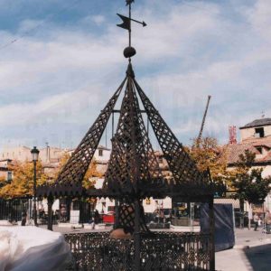 Cúpula del reloj del Ayuntamiento de Aranjuez desmontada en la Plaza de la Constitución