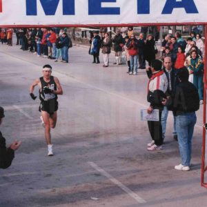 Llegada del ganador en la categoría senior masculino en la 14ª edición de la Carrera Popular Villa de Aranjuez